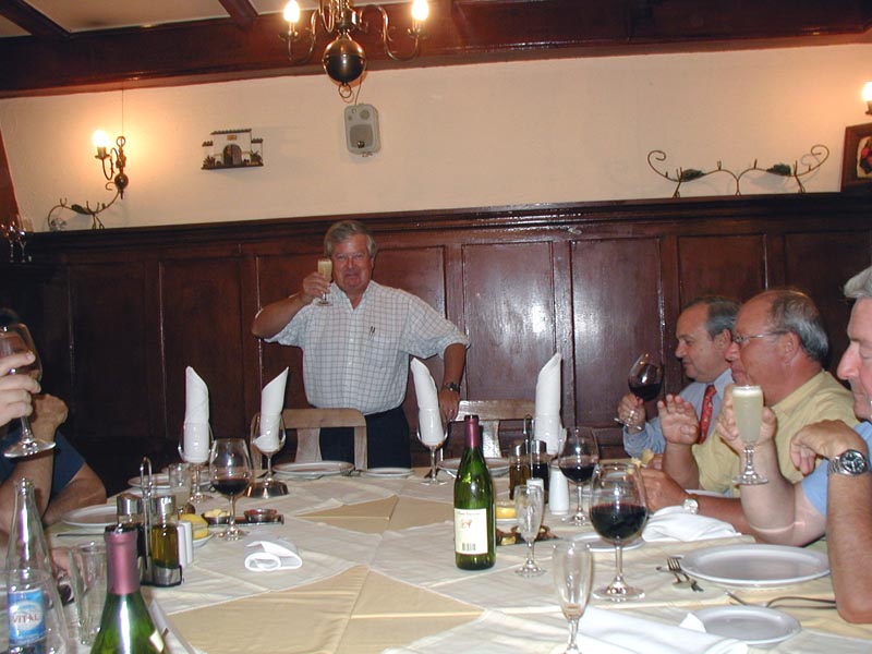Rodrigo Mujica saludando