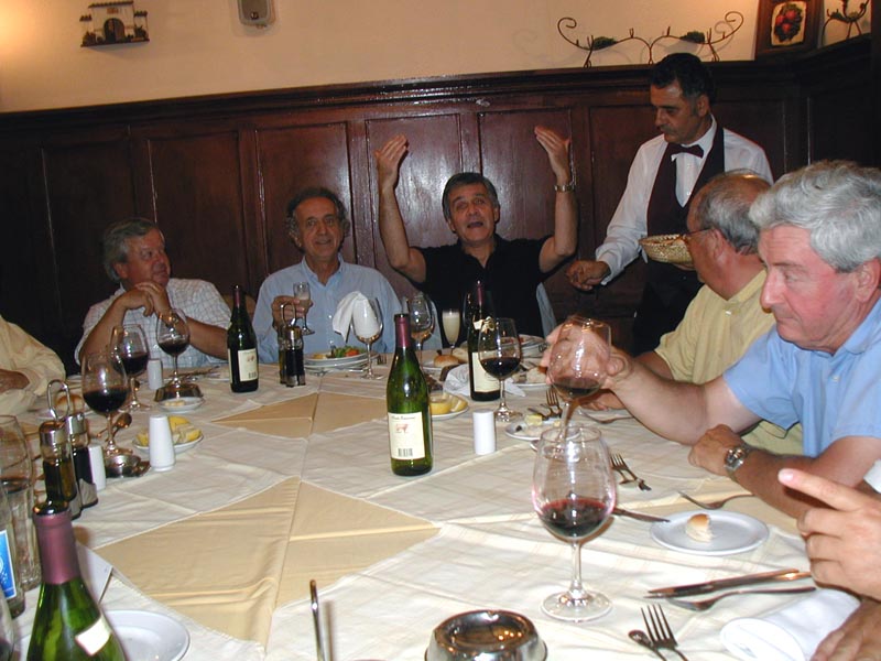 Eduardo Almarza saludando