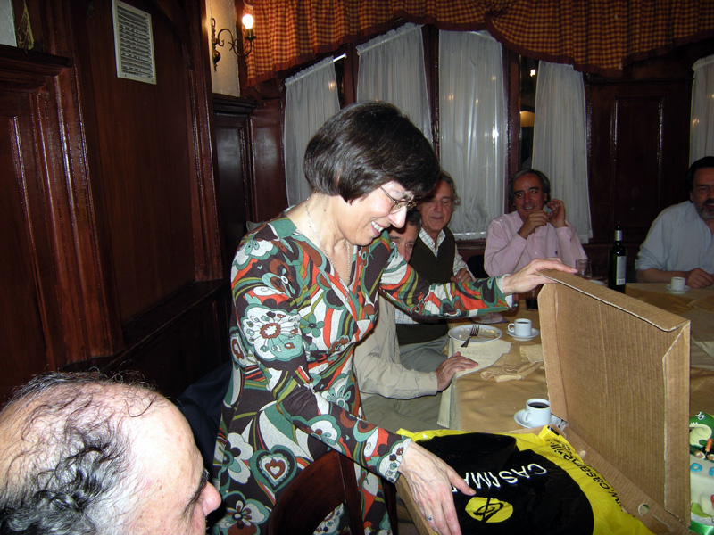Patricia Leges abre su regalo de El NO Amigo Secreto
