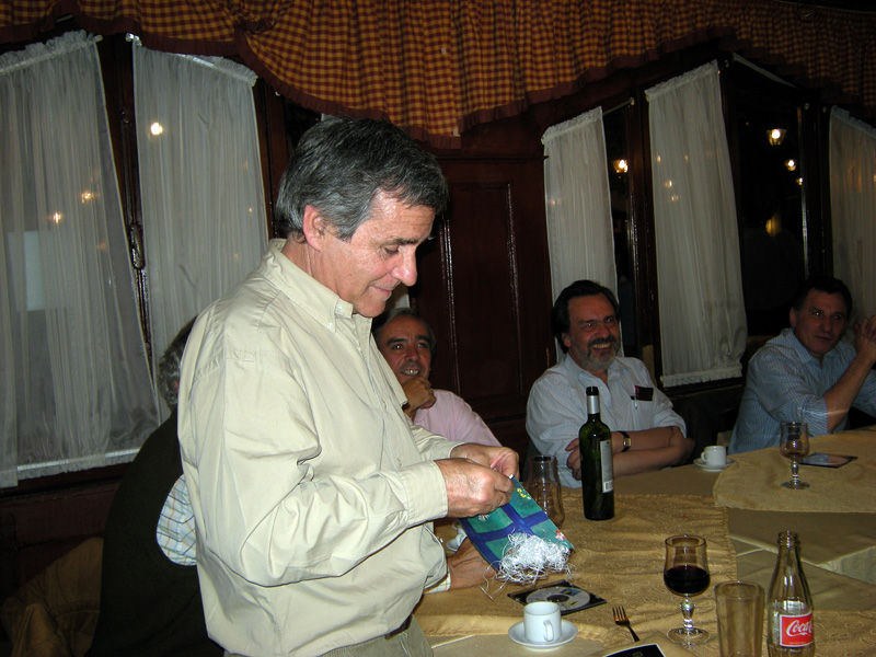 Eduardo Almarza abre su regalo de El NO Amigo Secreto