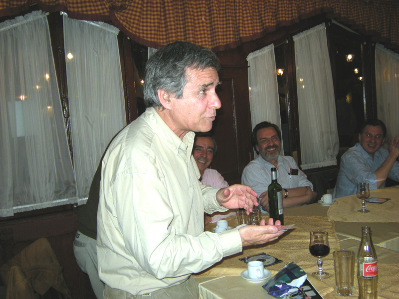 Eduardo Almarza abre su regalo de El NO Amigo Secreto