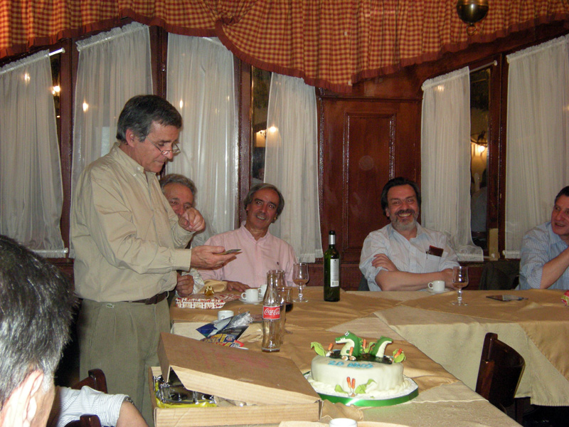 Eduardo Almarza abre su regalo de El NO Amigo Secreto