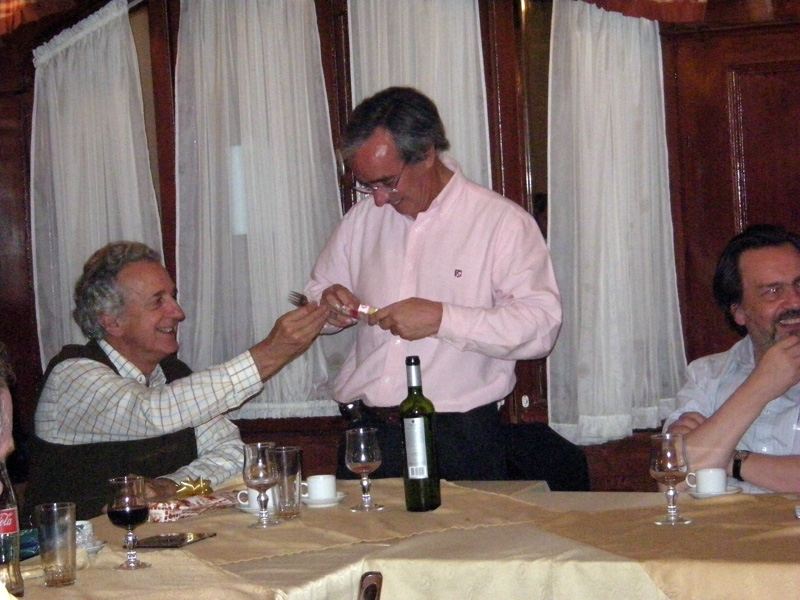 Edgardo Cruz abre su regalo de El NO Amigo Secreto