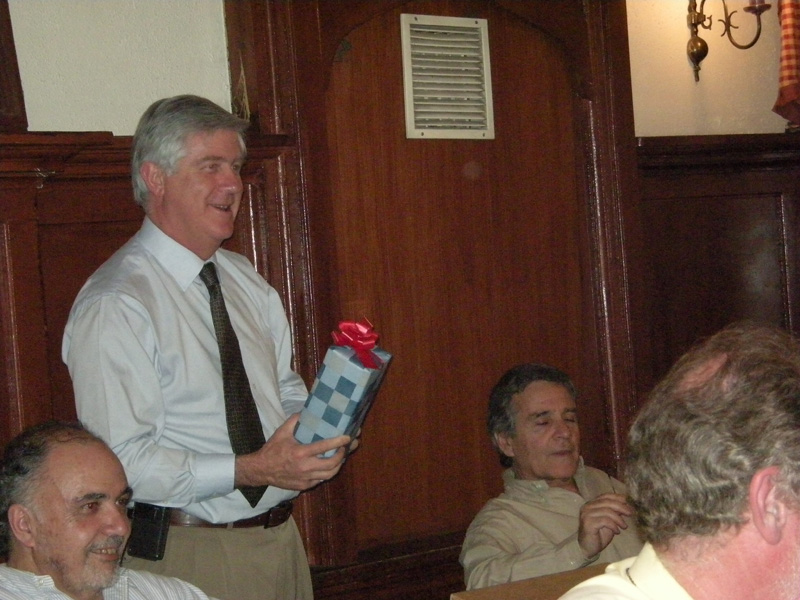 Erwin Hahn abre su regalo de El NO Amigo Secreto