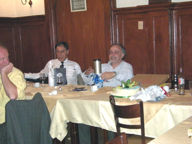 Manuel Cabaas abre su regalo de El NO Amigo Secreto