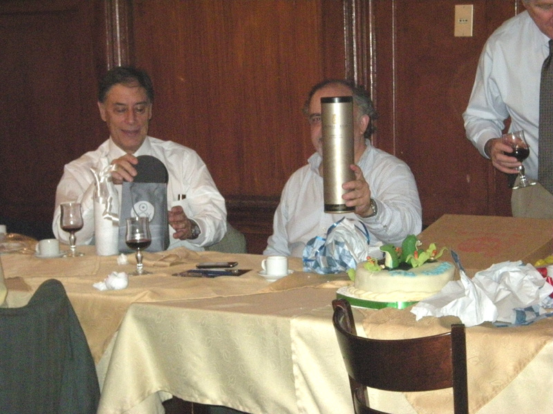 Manuel Cabaas abre su regalo de El NO Amigo Secreto