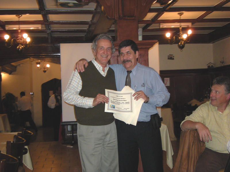 Jorge Greene recibe un diploma como Lagarto Fundador