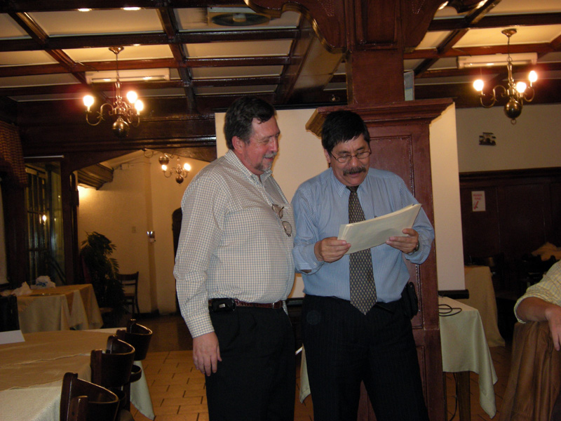 Peter Lowick Russell recibe un diploma como Cuasi Lagarto Fundador