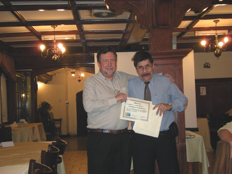 Peter Lowick Russell recibe un diploma como Cuasi Lagarto Fundador