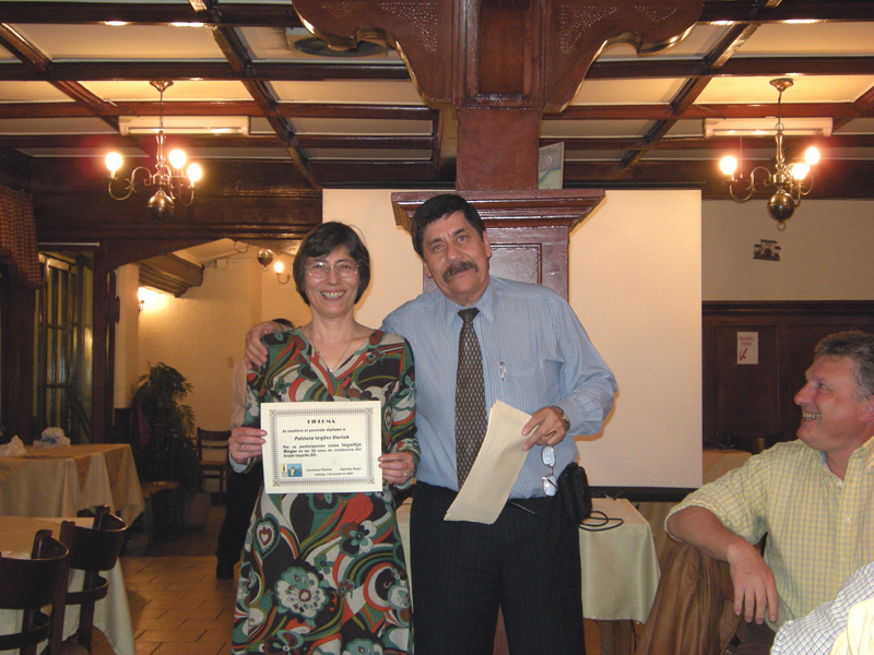 Patricia Leges recibe un diploma como Lagartija Mayor