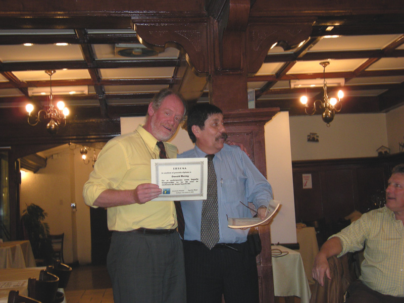 Donald Murray recibe un diploma como Lagarto Cooperador
