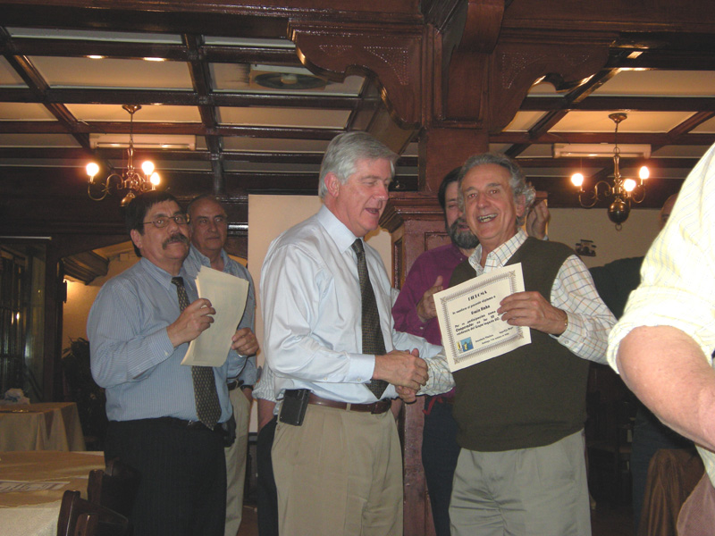 Erwin Hahn recibe un diploma como Lagarto Cooperador
