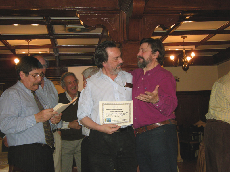 Horacio Melendez recibe un diploma como Lagarto Cooperador