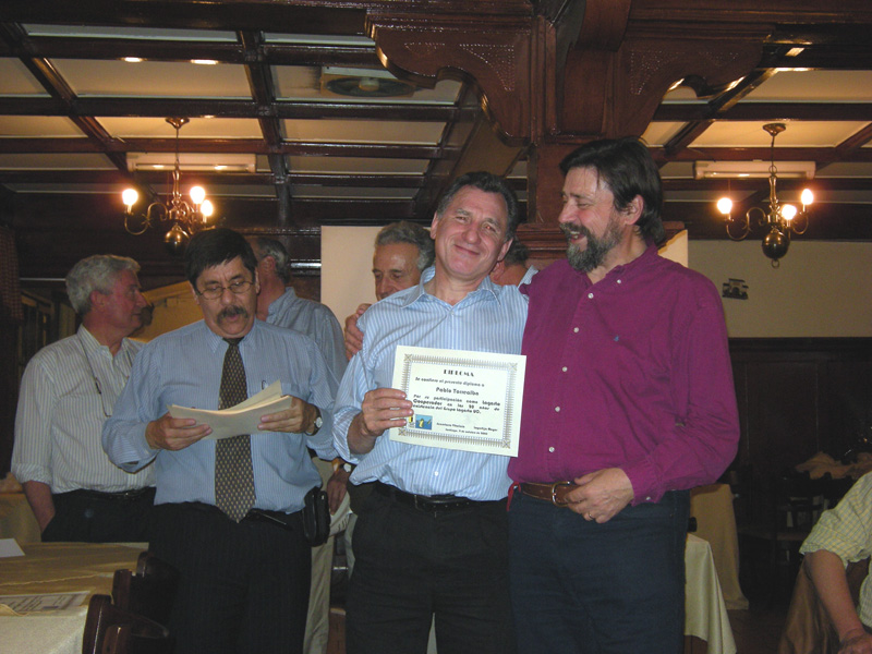Pablo Torrealba recibe un diploma como Lagarto Cooperador