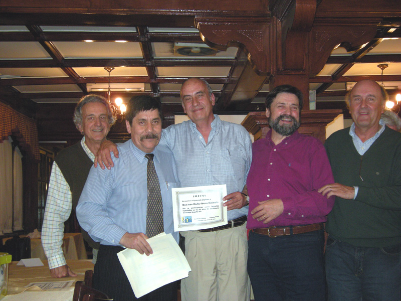 Juan Carlos Ibarra recibe un diploma como Lagarto Fundador