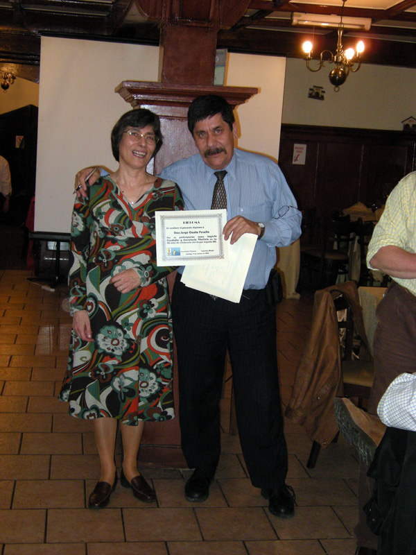 Jorge Canto recibe un diploma como Lagarto Fundador y Secretario Vitalicio