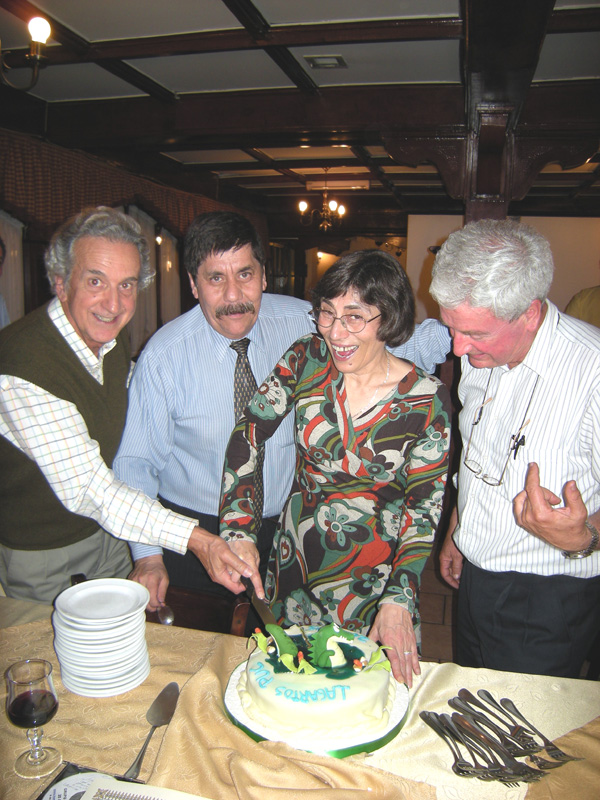 Corte de la Torta Lagarta, todos ayudan