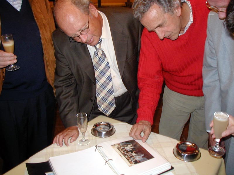 Gonzalo Mujica y Jorge Greene revisando el lbum de recuerdos