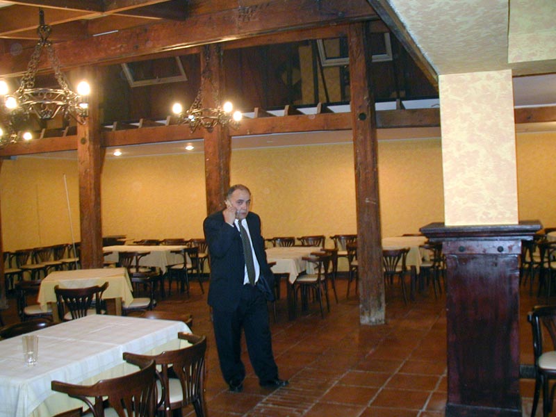 Maneul Planas hablando por celular