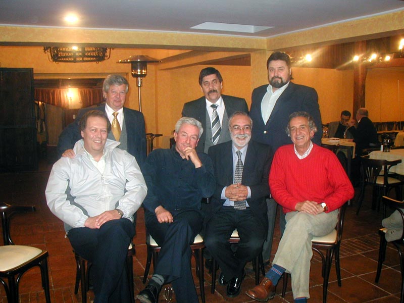 Rodrigo Mujica, Jorge Canto, Alejandro Garca. Sentados: Germn Escudero, Pedro Jordn, Luis Durn, Jorge Greene